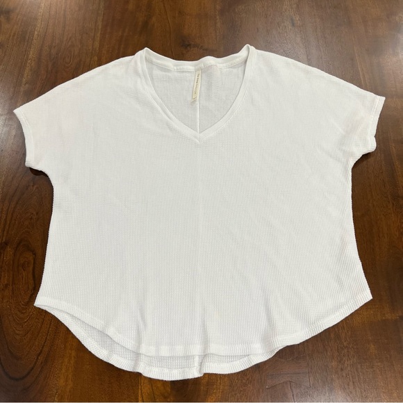 Aritzia The Group by Babaton Berry V Neck Waffle T-Shirt Size XS - Picture 3 of 8